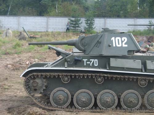 Малютка Т-70 идет в бой