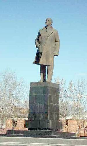 Памятник Ленину в Биробиджане