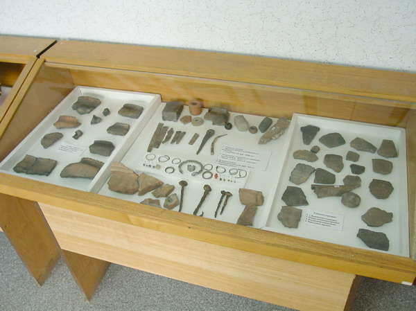 Коллекция орудий каменного века, собранная археологами на территории района
