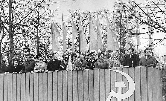 Первомайская демонстрация 1969 года. Трибуна для почетных гостей находилась
на месте нынешнего круга на Можайском шоссе.