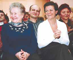 Лариса Лазутина (справа)