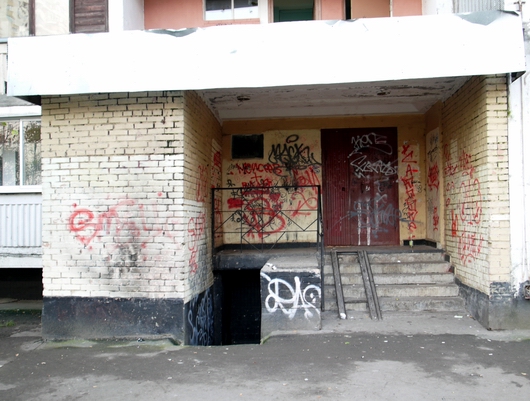 В 2007-м в подъездах дома №2 по улице Чикина был произведён косметический ремонт. Не прошло и года, как ремонт требуется снова.
