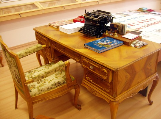 Рабочий стол Асадова с пишущей машинкой