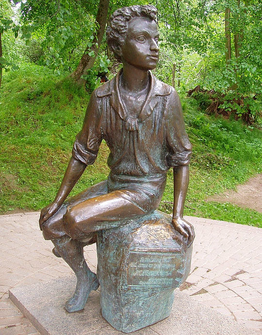 Скульптура "Маленький Пушкин" в усадьбе Захарово