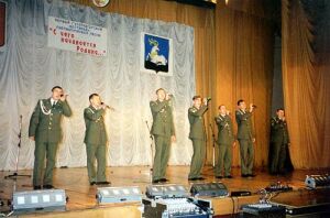 · На сцене вокальная группа Голицынского военного института ФПС России "Честь имею"