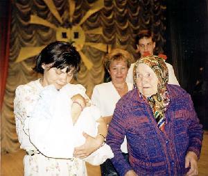 · На сцене - долгожительница поселка П.А. Бородина и самый юный его житель Никита Смирнов у мамы на руках