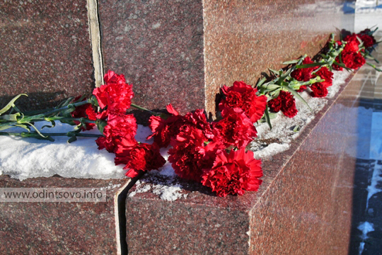 Цветы к памятнику