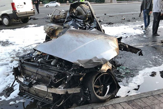 Мерседес после аварии на Кутузовском проспекте