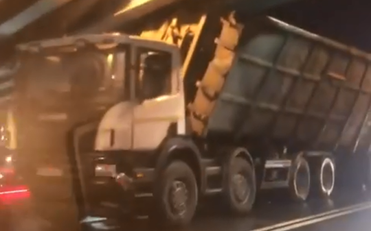 Очередной грузовик застрял под мостом на Рублёвке