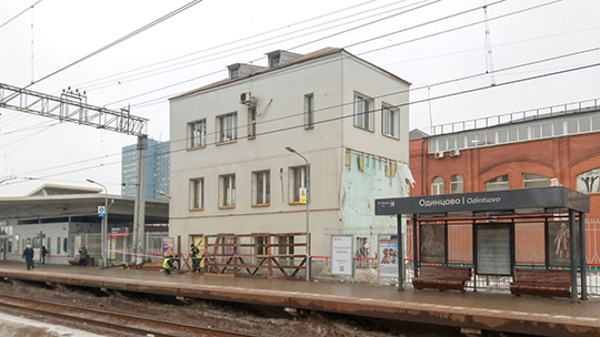 Рабочие сносят здание у железнодорожных путей в Одинцово