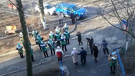Оркестр и 4 оператора: ветерана поздравили с 23 февраля в Одинцово