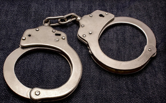 В Одинцово полицейские освободили мужчину, приковавшего себя наручниками к перилам лестницы
