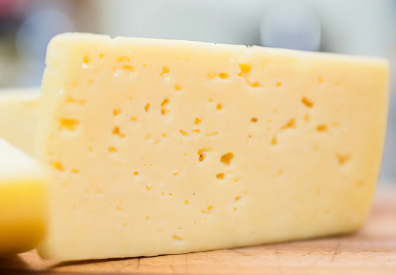Фальсифицированный сыр от двух компаний нашли в подмосковных магазинах