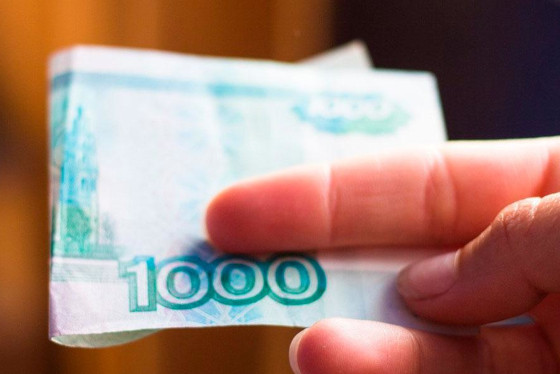 Охранник железнодорожной станции вытащил 1800 рублей из кармана задремавшего пассажира электрички