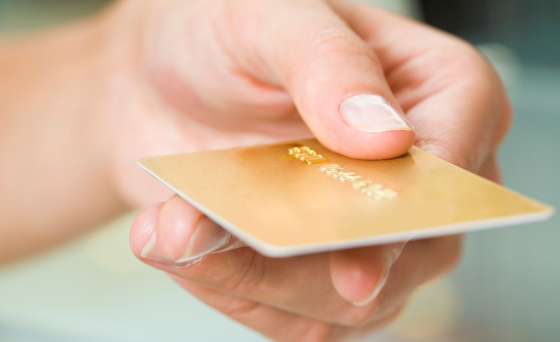 В Одинцово женщина оплатила покупки найденной банковской картой