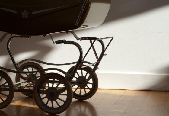 В Одинцово женщина украла детскую коляску премиум-класса с лестничной площадки дома в Одинцово