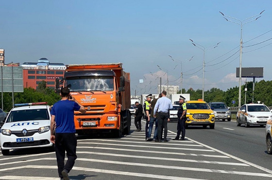 В Подмосковье оштрафовали двоих водителей самосвалов, сбросивших строительный мусор в посёлке Новый Городок