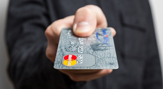 Мужчина 52 раза расплатился в магазинах банковской картой знакомого, которую тот обронил у дома