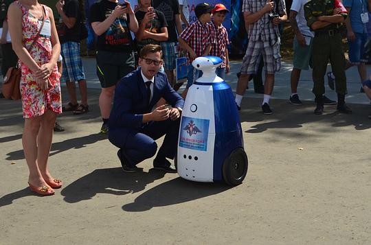 Помимо состязания танков там же, в Алабино, прошла международная выставка «День инноваций Минобороны России-2014». Женщин на выставке оказалось немного, а среди тех, кого мужья затянули туда прогуляться- смотрели только электронные презентации и общались с роботами. , Чемпионат мира по танковому биатлону! Алабино, 2014, vistastar