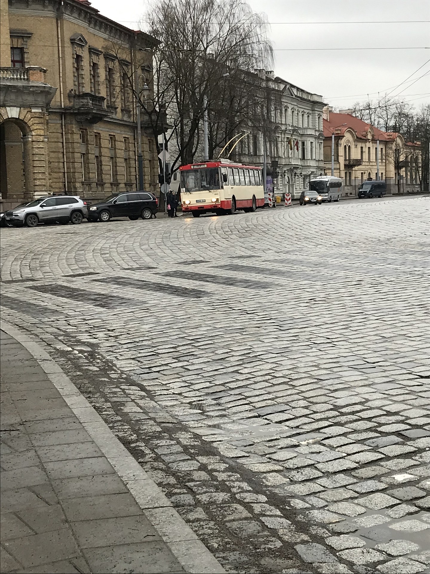 Троллейбус на улицах старого города 