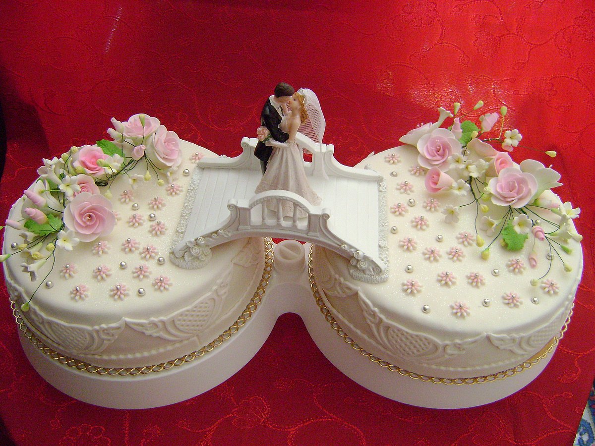 Фото свадебных тортов с мостиком