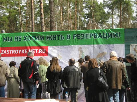 люди собираются на митинг, 21.04.2012 - митинг в Соснах, gorkaya_pravda