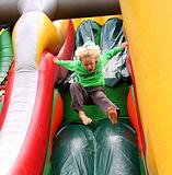 дети на празднике города//прыжки на батуте 
