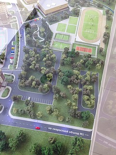 Макет ЖК «Одинбург». Вместо сквера построили два жилых корпуса с превышением максимальной допустимой этажности, выезд «на скоростной объезд М1» не сделали, новосёлы стоят в пробке на ул. Северная и ул. Бирюзова