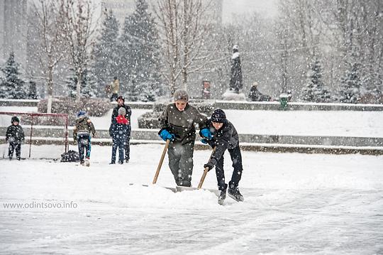 «Баранка» (центральный пруд), Мальчишки чистят Баранку от снега