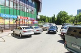 Стоянка возле магазина