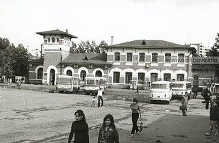 Здание вокзала, в народе «паровоз»