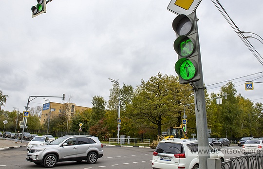 Нарисовали стрелки на светофорах, Светофор на Красногорке с ул. Маршала Жукова