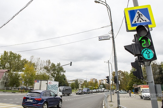 Нарисовали стрелки на светофорах, Светофор на перекрестке ул. Маршала Жукова с ул. Неделина