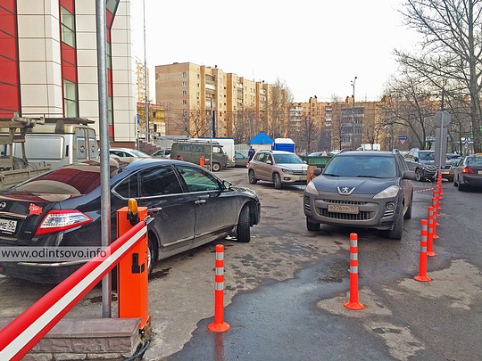 В Одинцово организовали круговой перекресток во дворе из-за нового ТЦ