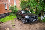 Парковка на газоне ул. Ново-Спортивная е624ар750, BMW X5