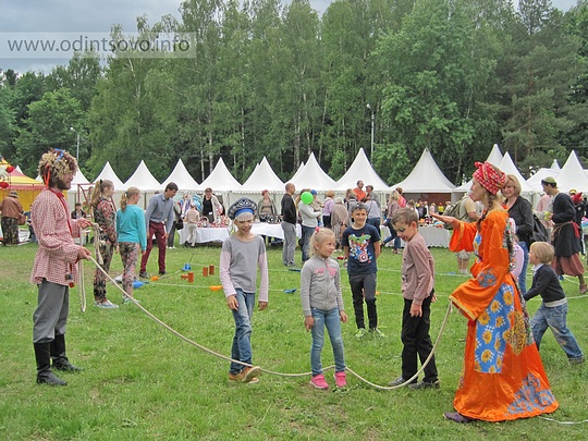 Пушкинский праздник в усадьбе Захарово, детей обучали старинным играм