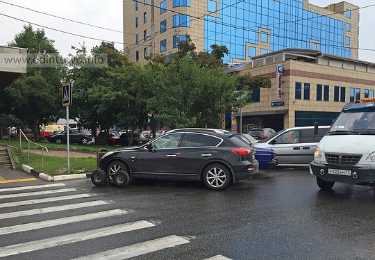 Эвакуация на штрафстоянку неправильно припаркованного транспорта с улицы Маршала Неделина