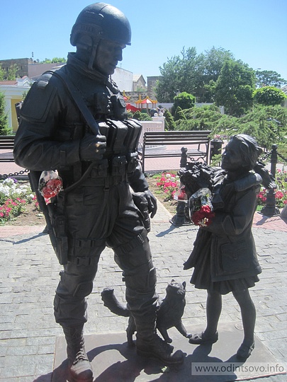 Памятник «Вежливым людям» от благодарных жителей Крыма в центре Симферополя