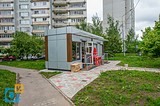 Изначально компактны торговый павильон уже оказался мал для хозяев: пустая тара, ларец с мороженным уже «украшают» изначально строгий фасад и блокируют формальный пандус для инвалидов