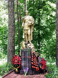 г. Звенигород. Военный санаторий МВО 'Звенигородский', Памятник на братской могиле советских воинов.