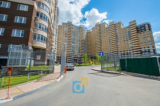 Территория огорожена забором