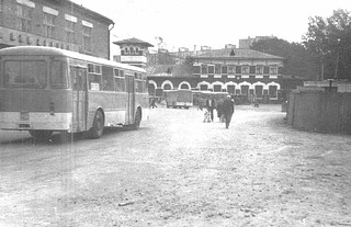 Автобус ЛиАЗ-677 заезжает на Привокзальную площадь по ул. Советская, город Одинцово. Слева магазин Магазин «Дом, сад, огород»