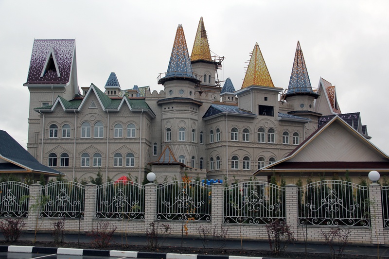 Это не очередной замок чиновника на Рублёвке, это детский сад в совхозе имени Ленина, Второй сказочный детский сад в русском стиле, 2017 год постройки