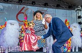 Мэр города Одинцово Александр Альбертович Гусев поздравляет юных участников карнавального шествия