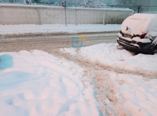 Пешеходный переход на Комсомольской улице завален снегом, Дворы Одинцово утопают в снегу