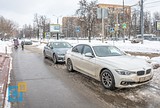 Парковка на тротуаре на против ТЦ, прям перед входом у ступенек