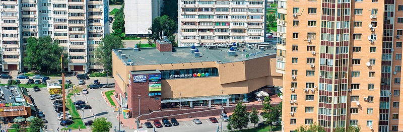 ТЦ «Вестор» расположен в 5-м мкр. Одинцово и своим главным фасадом выходит на Можайское шоссе, В ТЦ «Вестор» вместо подземный парковки открыли «Эльдорадо»