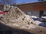 Одинцово, Можайское шоссе, 121. Снежные кучи складировали на проезжу часть за рестораном «Дилижанс». Проезд сужен, парковочные места заняты снегом.