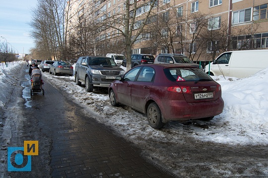 Зимой из-за припаркованных автомобилей снег с тротуара убирается не полностью, Массовая парковка на тротуаре, Красногорское шоссе, д.4, 6, 8к1, 8к2,