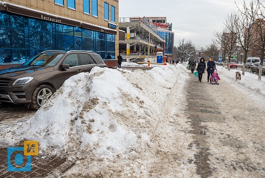 Бруствер на тротуаре вдоль ул. Маршала Неделина, у гостиницы «Park Inn», В Одинцово не убирают снег